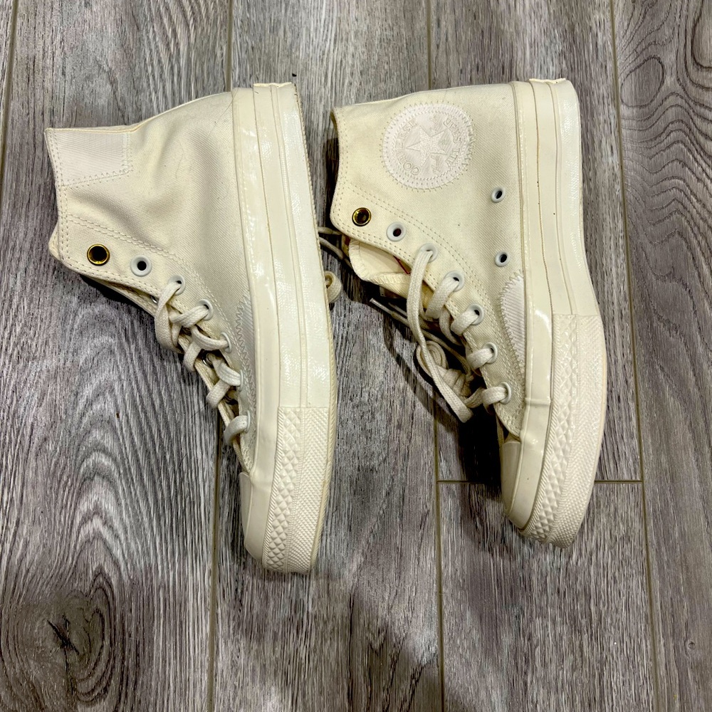 BRAND NEW WOMENS WHITE CONVERSE - SIZE 7 WITH TAG* - Picture 2 of 6